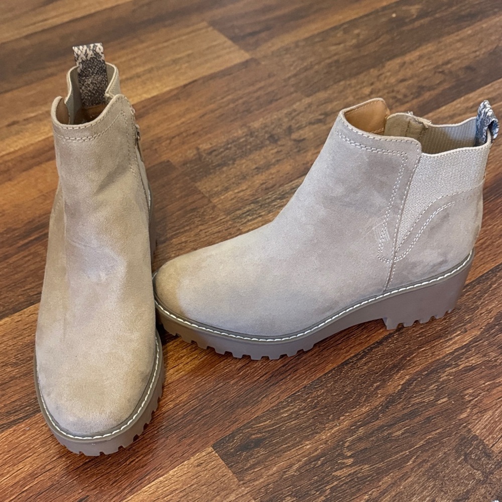 Universal Thread Light Tan Ankle Booties